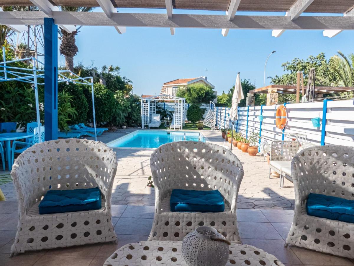 לרנקה Greek Island Style 2 Bedroom Villa With Pool Next To The Sea מראה חיצוני תמונה